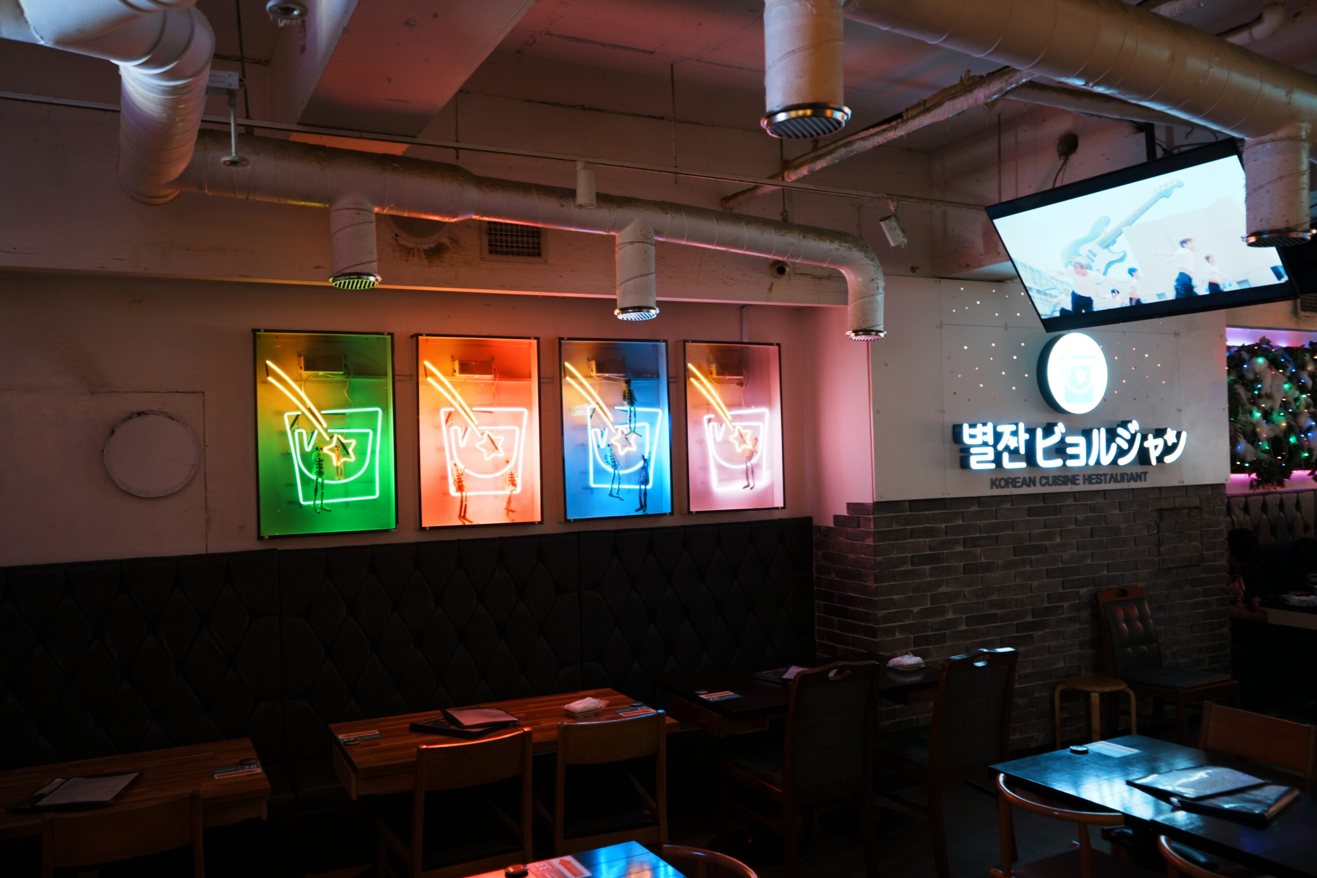 ビョルジャン新大久保のネオンがある店内